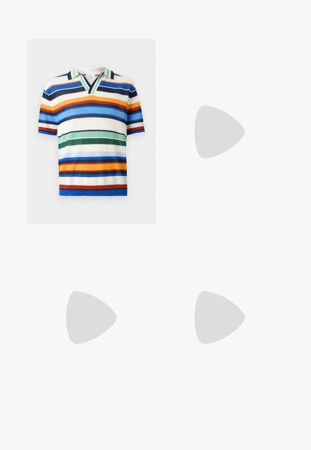 Polo s krátkym rukávom z pleteniny s farebnými vodorovnými pruhmi v modrej, oranžovej, zelenej a bielej farbe, s výstrihom do V s zeleným a námorníckym lemom.; Námornícky modré bavlnené šortky s elastickým pásom, s hladkou textúrou a prešitými nohavicami. Malé logo značky na boku.; Tmavohnedá papuča na natiahnutie, ktorá pláva nad textúrovaným béžovým kobercom, v pozadí je okrúhly drevený konferenčný stolík a naskladané knihy.; Slnečné okuliare s rámom v tvare korytnačej mušle, štvorcovým tvarom, zelenými šošovkami a tenkými ramenami. Odolná plastová konštrukcia.