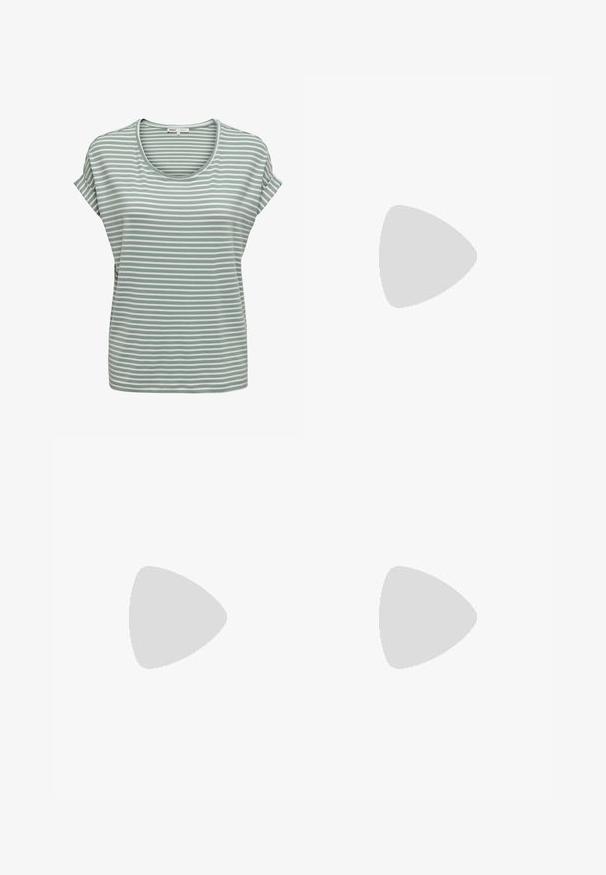 Lys grøn stribet t-shirt med rund halsudskæring og korte opsmøgede ærmer, lavet af blødt strækstof.; Hvide skinny jeans lavet af strækbart bomuldsblandingsstof, der har forlommer, lynlås og en enkelt knaplukning.; Lavtop hvid lærredsneaker med hvide snørebånd, gummisål, sorte stribedetaljer og logo-patch på tungen og hælen.; Sølvøreringe med et minimalistisk design. Cirkulær form, glat tekstur og tynd profil. Letvægtige med en poleret overflade.