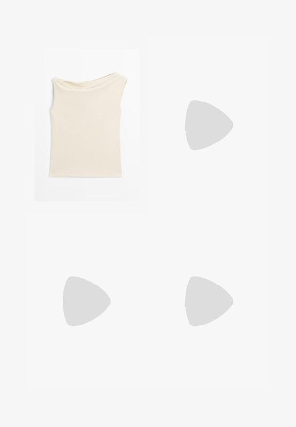 Haut beige sans manches avec un col bateau asymétrique, confectionné en tissu tricoté doux, affiché à plat sur fond blanc.; Pantalon noir à jambes larges avec taille haute et plis devant, longueur cheville, confectionné dans un tissu lisse.; Mule en suède marron avec une large lanière et un embout carré. Présente un talon bloc et une semelle intérieure lisse.; Pochette en cuir noir souple avec un cadre arrondi et une petite fermeture à languette en haut au centre.