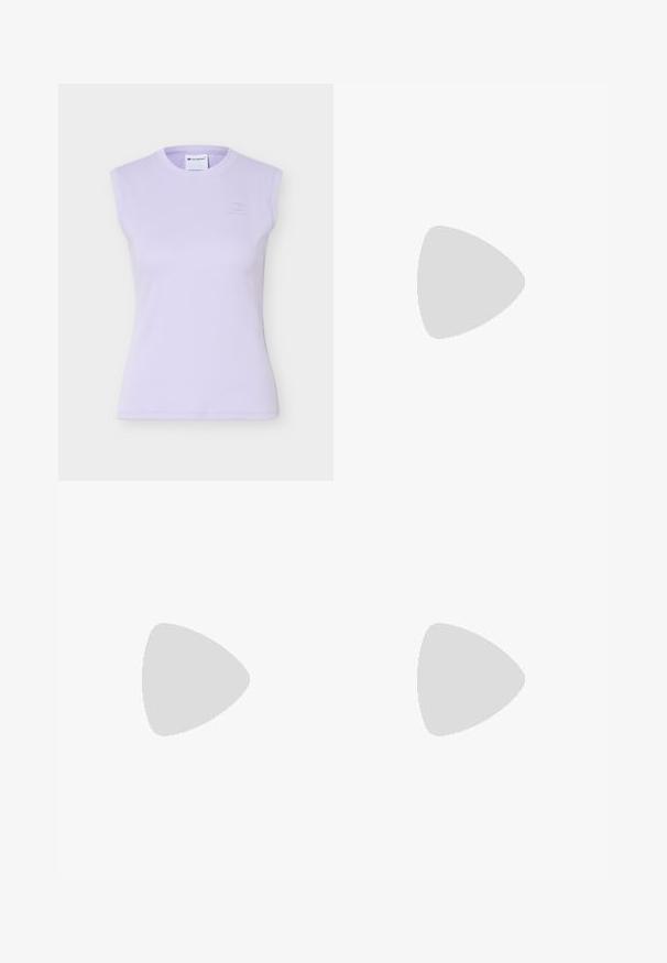 Ærmeløs lilla ribstrikket top med rund hals og diskret broderet Champion-logo på venstre bryst.; Hvide denim shorts med en frynsedetalje i bunden, der har en justerbar talje med snøring, fem lommer og hardware i kobberfarve.; Sort slidessandal med to sølvspænder, robust sål og "Karl Lagerfeld"-branding på siden, placeret nær et brunt rundt bord på beige gulv.; Par af sølvtonede metale øreringe med abstrakt sammenflettet løbedesign på hvid baggrund.
