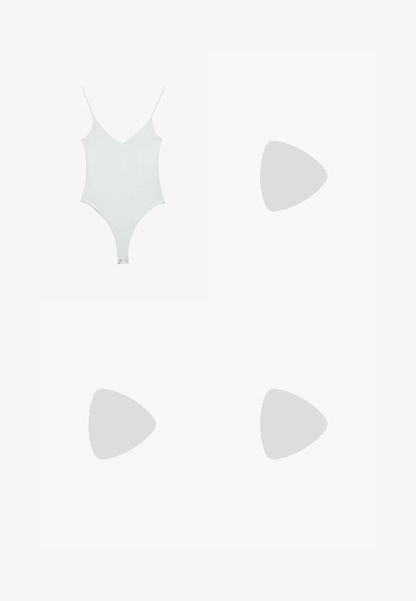 Bodysuit blanc avec des bretelles fines, décolleté en V et texture lisse. Présente une fermeture à pression en bas et une silhouette ajustée.; Longue jupe à volants couleur crème avec taille smockée et fines rayures verticales texturées.; Sandales à lanières beige, au design minimaliste avec des fines lanières et un petit talon carré. Les semelles sont lisses avec une légère texture.; Petit sac à main crème avec plus de 50 boutons blancs de tailles variées couvrant le devant et la poignée sur un fond blanc uni.