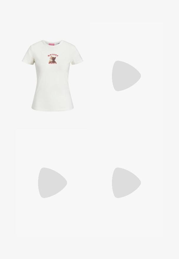 Wit T-shirt met korte mouwen met een afbeelding van een kitten en de tekst "Nature Route" in het rood op de borst.; Donkerblauwe wijde jeans van denim met een hoge taille, voorzien van steekzakken aan de voorkant, een knoopsluiting en zichtbare stikseldetails.; Bruine leren boot schoen met veters, stiksel details en Timberland-logo aan de zijkant, weergegeven op een witte achtergrond.; Bourgondische handtas van glanzend materiaal, rechthoekige vorm, met twee schouderbanden en subtiele gebogen accenten aan de voorkant.