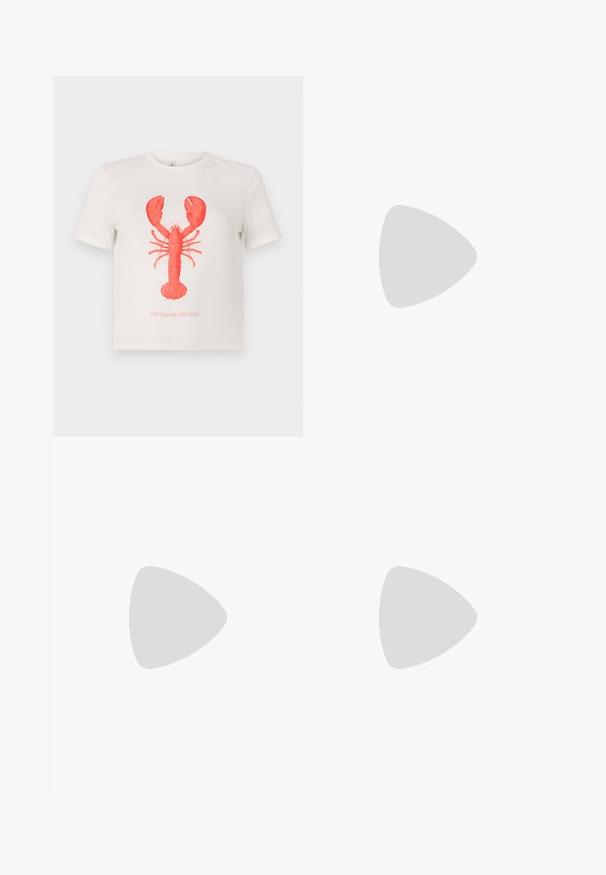 Valge puuvillane T-särk, millel on suur punane homaarigraafika ja all tekst "LIHTSALT KUTSU MIND KARP" punaselt. Lühikesed varrukad, tavaline lõige.; Mustad, lai jalad: sileda tekstuuriga, keskmise tõusuga vöökoht ja küljetaskud. Lihtne disain ilma mustrite või kaunistusteta.; Mustmust musta lakknahk kingadega balleti kingad, millel on lõikega detailid ja nööpide sulgemine. Omab ümardatud varvasi ja dekoratiivseid perforeeritud aktsente.; Valge punutud nahast käekott ümarate sangade ja sõlmitud sangade otstega, eksponeeritud tavalise tausta ees.