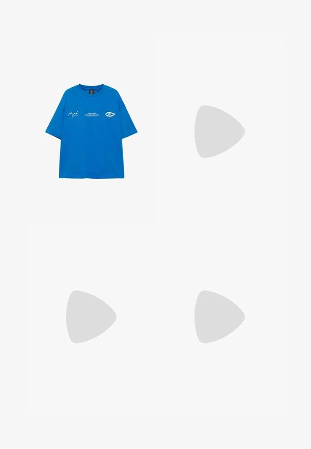 Blå T-shirt med korte ærmer med hvid tekst, der inkluderer "Miró," "Joan Miró" og en stiliseret hvid øje grafik på fronten i midten.; Blå bomuldsshorts med elastisk talje, snorelukning og diskret grafikdetalje på siden. Glat tekstur og afslappet pasform.; Hvid lædersneaker med sorte detaljer, rundet tå og perforerede detaljer. Sort gummisål med tekstureret mønster og snørelukning.; Slanke, rektangulære solbriller med mørkt tonede glas, klare plast hængsler og tynde beige arme, der er buede for enden.