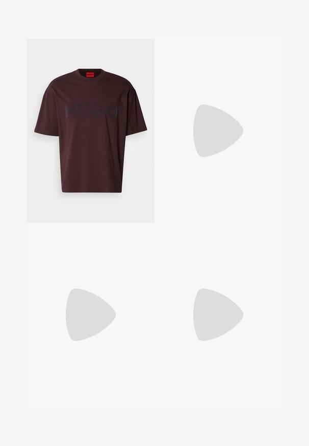 Bordeaux oversized T-shirt met een ronde hals en korte mouwen, voorzien van een donker "HUGO" logo aan de voorkant in een matte afwerking.; Hoge taille zwarte denim jeans met een knoop- en ritssluiting, voor- en achterzakken en een rechte pasvorm.; HUGO BLAKE - Sneakers laag - black; Zwarte rechthoekige reistas met dubbele handgrepen, verstelbare schouderriem, voorzak met rits en klein "BOSS"-logo aan de voorkant.