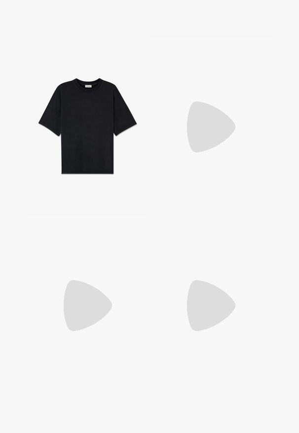 Sort kortærmet T-shirt lavet af blød bomuld, med rund halsudskæring og en afslappet pasform. Glat tekstur uden synlige mønstre eller accenter.; Mørkeblå vide denimjeans. Har en falmet detalje, traditionelt fem-lomme design og en metal knaplukning i taljen.; Brune læder cowboystøvle med en høj skaft, spids tå, intrikate syning mønstre og en lille hæl. Struktureret finish hele vejen igennem.; Sort læderbælte med en glat overflade, der har en sølvmetalklausul og en klassisk rektangulær form.