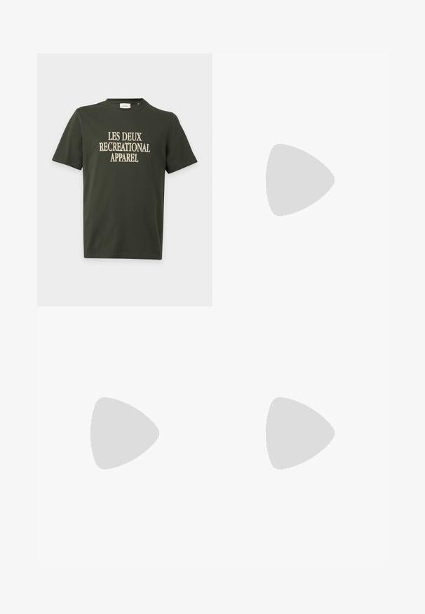 Mørkegrøn kortærmet T-shirt med beige tekst "LES DEUX RECREATIONAL APPAREL" centreret foran.; Mørkegrønne bukser med subtil blomsterprint, frontknap, lommer og opsmøgede kanter.; Sort lavsko med beige hælkappe, tyk hvid gummisål, sorte snørebånd og lille "PS Paul Smith" mærke på siden.; Olivengrøn tekstureret læder talletaske med sorte logoer, sølv lynlås, dobbelt lynlåstræk og central sølv brandplade.