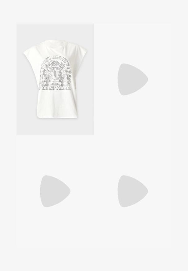 Hvid ærmeløs T-shirt med nittet design med en sol, blomster, stjerner og teksten "F*CK REALITY, I WANT MAGIC."; Lyseblå bukser med justerbare X-formede seler, der har en knappet talje og subtile broderede detaljer. Glat stofstruktur.; Sort højhælet sandal med ankelrem, åben tå og dekorativ sløjfe med guldfarvet accent på ensfarvet baggrund.; Sort skuldertaske i læder med lang rem, guldfarvet logemblem foran og lynlåslukning.