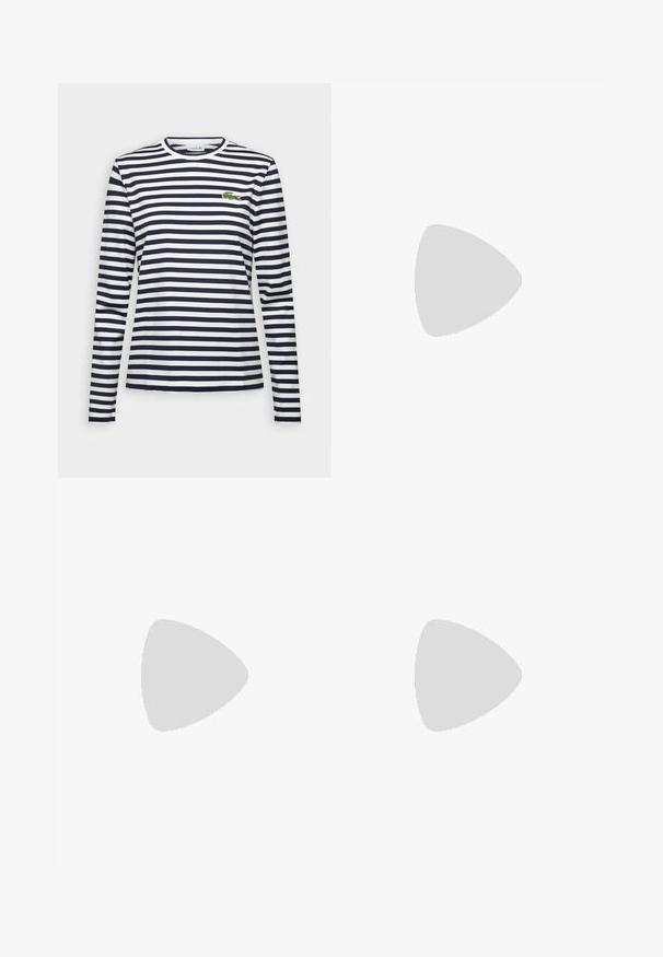 Camiseta de manga larga con rayas horizontales en azul marino y blanco, cuello redondo y logo de cocodrilo verde bordado en el pecho.; Pantalones negros ajustados con pierna recta, hechos de una tela suave. Presentan una cinturilla sin cierres visibles ni bolsillos.; Zapatilla blanca de lona de corte bajo con cordones blancos, suela de goma, detalles de rayas negras y parche de logo en la lengüeta y el talón.; Pendientes de aro de oro con un acabado suave y pulido. Forma redondeada, tamaño mediano, con un mecanismo de cierre seguro.