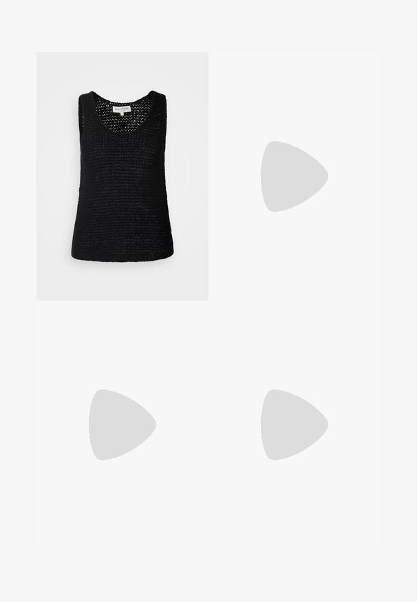 Marc O'Polo SLEEVELESS ROUNDNECK - Top - black; Lichtblauwe denim mini-jurk met een sluiting met knopen en rits aan de voorkant, riemlussen en voorzakken.; Zwarte leren teenslipper zwevend boven een houten bankje buiten met hoge groene gras wazig op de achtergrond.; Zwarte geweven lederen totebag met twee handvaten, gestructureerde vorm en subtiele glanzende afwerking, tegen een eenvoudige lichte achtergrond.