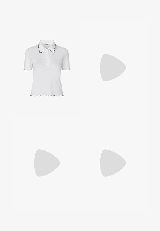 Modström MAGDALONEMD POLO - Polo - soft white; Vaqueros ajustados en denim azul de lavado medio. Presentan una cintura alta, diseño de cinco bolsillos y costuras contrastantes en todo el tejido.; Zapato plano de piel negra con tiras traseras, puntera de charol puntiaguda y tacón bajo, mostrado de perfil sobre un fondo blanco.; Bolso de mano negro hecho de un material texturizado con una forma estructurada. Presenta un cierre de solapa, un acento en tono dorado y un asa sencilla.