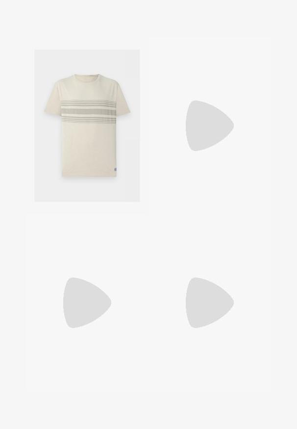 Beige kortærmet T-shirt med rund halsudskæring, med tre vandrette lysegrå striber over brystet.; Lys blå denim bred benjeans med et falme mønster, fem lommer og lynlås i gylpen. Har en knap og bæltestropper i taljen.; Lysebrune ruskindsko med rund tå, syet detaljer og en ribbet brun gummisål. Har et sidemærke med "Clarks" logo.; Brun læderbælte med en glat overflade, præget af en sølvfarvet metalspænde og diskret syning langs kanterne. Klassisk og holdbart design.