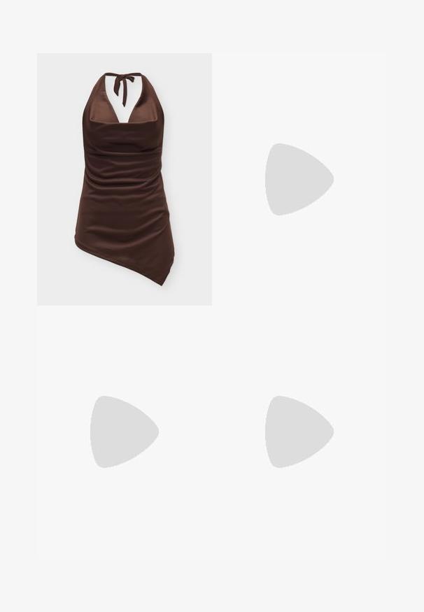 Top marron à col licou avec devant froncé et ourlet asymétrique, en tissu lisse légèrement brillant.; Jean en denim bleu avec jambes évasées et deux poches arrière, présenté à plat sur un fond gris clair.; Chaussure à talon haut ouverte à l'arrière en cuir marron, bout pointu, avec deux brides bouclées sur le devant et talon fin stilettos sur fond blanc.; Sac à bandoulière rectangulaire marron avec longues sangles et détails de couture minimalistes sur un fond uni.