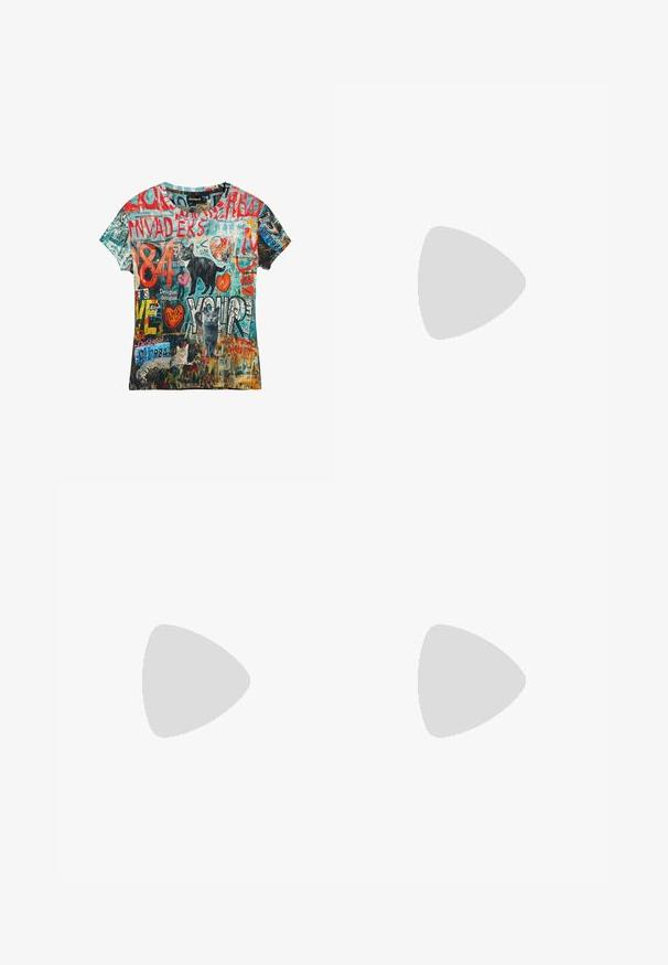 Multifarvet grafisk t-shirt med katte, tekst og abstrakte designs. Lavet af blødt stof med rund halsudskæring og korte ærmer.; Denim jeans med et dristigt rødt og beige swirl-mønster, bred ben-design, forlommer og traditionel knap-og lynlås lukning.; Rød sportssko med hvide striber, blomsterbroderi og gummisål. Glat stof med ruskindsdetaljer. Model: Samba.; Sort og hvid håndtaske med remme, bæltespænder og metaløjer. Lavet af tekstureret stof, med en rund form og skulderrem.