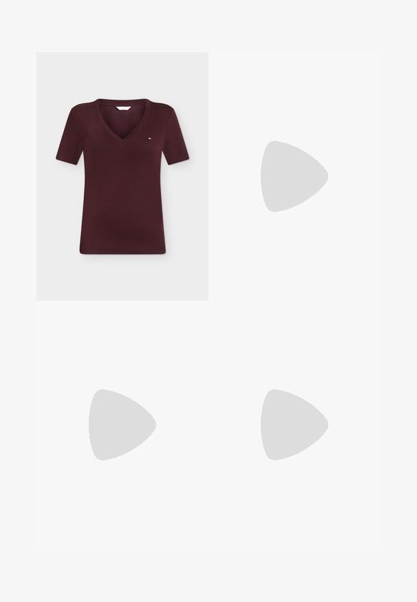 Kortemouw, donker bordeauxrode V-hals shirt met klein geborduurd logo op de linkerborst, weergegeven op een eenvoudige lichte achtergrond.; Formele rechte broek in donker bordeaux met riemlussen en een verborgen sluiting aan de voorkant.; Bordeaux leren enkel laarzen met een spitse neus en slanke hak. Beschikt over een zijrits en een gladde, glanzende textuur.; Bourgondische handtas van glanzend materiaal, rechthoekige vorm, met twee schouderbanden en subtiele gebogen accenten aan de voorkant.