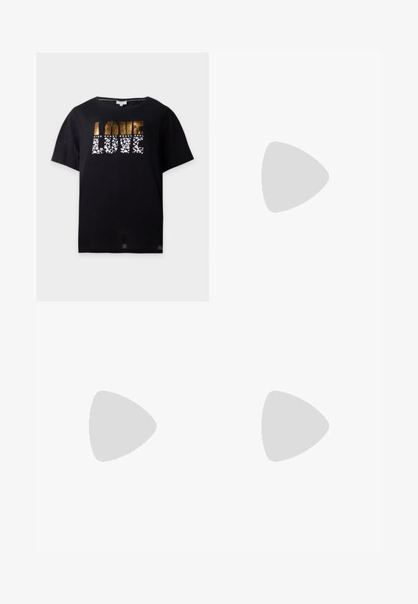 Sort t-shirt med korte ærmer med guld- og hvidt mønstret tekst, der lyder "LOVE" og mindre ord "KIND HEART BRAVE SOUL" ovenover.; Sort denim med lige ben, knap- og lynlåslukning, for- og baglommer samt diskret falming på lårene, lagt fladt på en hvid baggrund.; Sorte læder slingback stiletto med spids tå, side spændebånd, nitter langs kanten og dekorativ snøring foran.; Lille sort blank håndtaske med to lange håndtag og snøre-detaljer i siden på en ensfarvet lys baggrund.