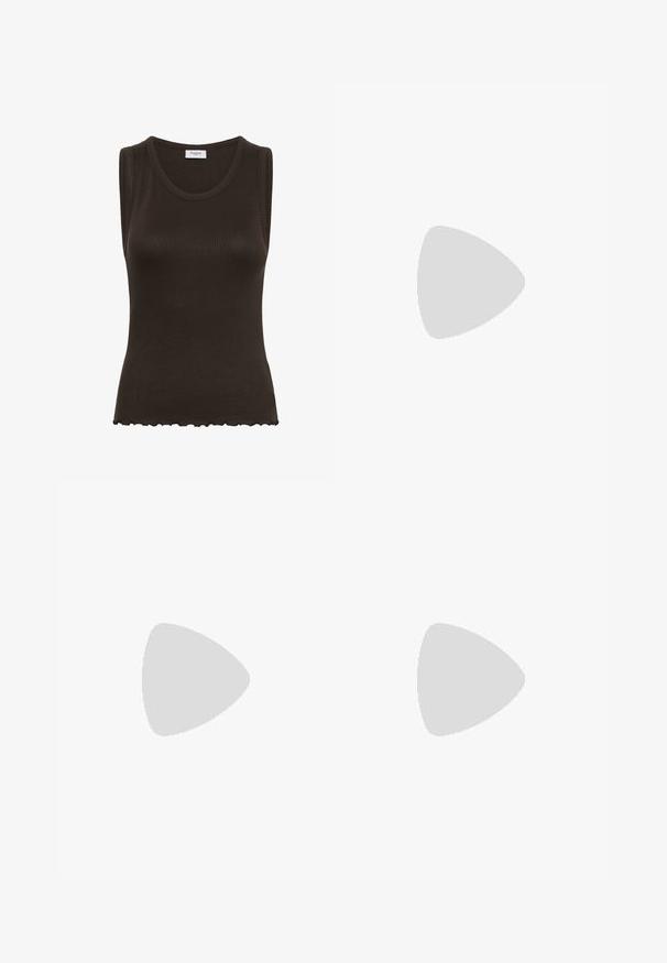 Donkerbruine geribde mouwloze gebreide top met ronde hals en golvende zoom.; Zwarte midi-rok van zachte stof, met een elastische tailleband en een geweven beige riem met een ronde gesp.; Zwarte slingback kitten heel schoen met een spitse neus, bedekt met kleine zwarte rhinestones op een witte achtergrond.; Zwarte zonnebril met een slank, rechthoekig montuur. Voorzien van donkere gradient lenzen en gouden 'vogue' branding op de slapen.