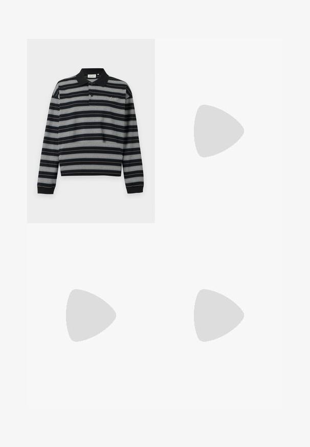 Polo negro de manga larga con rayas horizontales blancas y grises, tapeta con dos botones y logo bordado en el pecho.; Jeans de mezclilla negra de pierna ancha con cintura alta, cinco bolsillos y cierre de botón metálico. La tela tiene una textura suave y ligeramente desvaída.; Zapatilla blanca de Adidas con rayas negras y suela beige, flotando sobre una superficie de concreto rosada y un fondo de piedra gris.; Bolso de hombro de cuero verde con un diseño curvado, bolsillo con cremallera en la parte frontal y bolsillos adicionales en los laterales. Textura suave y hardware minimalista.