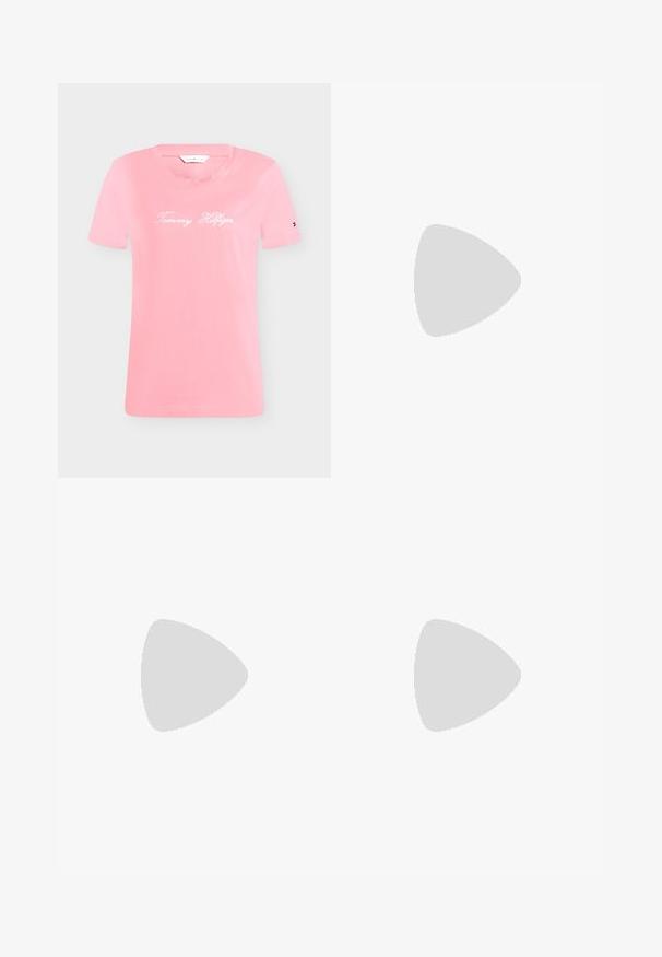 Roze T-shirt met korte mouwen en witte "Tommy Hilfiger" tekst gecentreerd op de voorkant en een klein logo op de linkermouw.; Lichtblauwe denim jeans met een hoge taille, recht gesneden pijpen en een subtiele vervaagde afwerking. Voorzien van steekzakken en een ritsluiting.; Zwarte leren instappers met een ronde neus, decoratieve stiksels en een kleine gouden accent op de wreef. Platte rubberen zool, strak design.; Zwarte gepatineerde leren schoudertas met een gebogen schouderband, ritssluiting en een rechthoekig logo-opdruk in rood, wit en blauw.