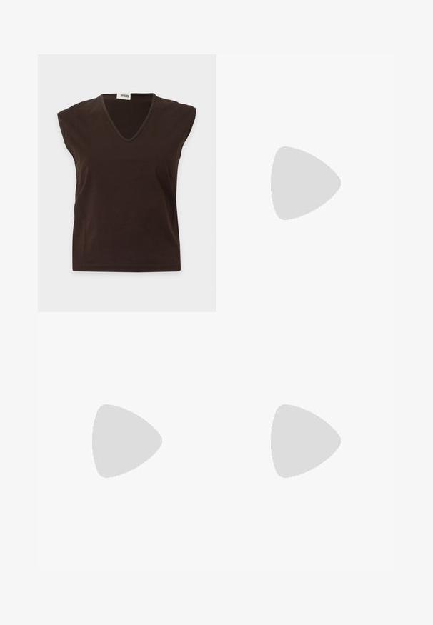Mouwloze donkerbruine top met V-hals, brede schouderpas en een klein wit merklabel binnen in de halslijn.; Donkerbruine wijde broek van gladde stof met een platte voorkant, riemlussen en taps toelopende enkels. Geen zichtbare patronen of hardware.; Zwarte leren enkellaarzen met een puntige neus, een gladde textuur en een rits aan de zijkant voor gemakkelijk aan- en uittrekken. Lage hak, minimalistische stijl.; Zwarte rechthoekige lederen handtas met twee dunne schouderbandjes tegen een effen lichte achtergrond.