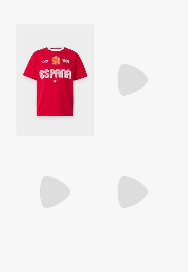 Punane lühikeste varrukatega T-särk valge kraega, millel on Hispaania vapp, "ESPANA", "1982", täht ja tekst "TOFFS Made in Great Britain".; Tumesinised sirged teksapüksid esitaskute, vööaasa ja nööpidega sulgumisega.; Mustad mustad jalanõud, millel on võrkkangast ja kummist aktsendid. Kannab heledat halli laiade jalgadega teksapükse ja ruudulist rohelisest topi. Lame pind taust.; Mustast nailonist kullerikott reguleeritava rihmaga, lame disain ja külgedel asuv logo sildiga. Sile tekstuur ja minimalistlik stiil.