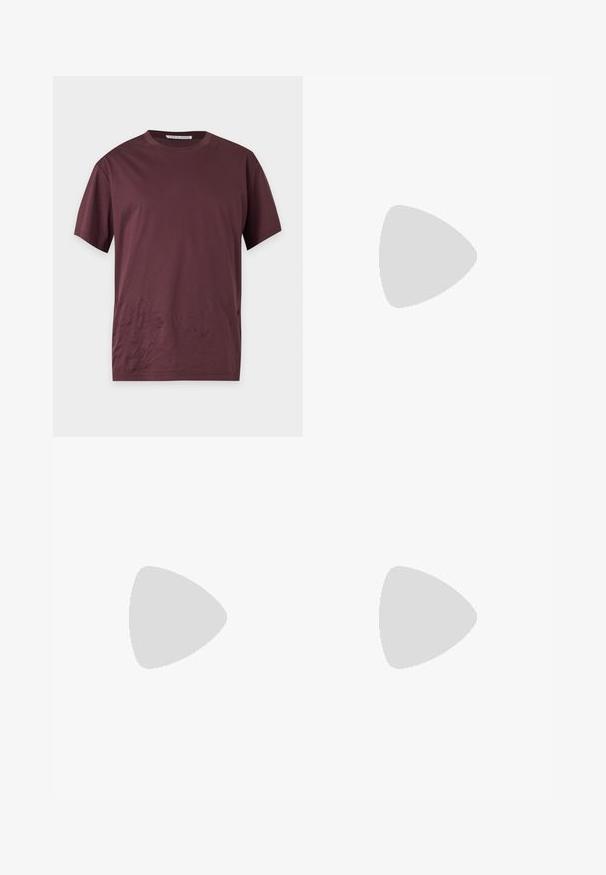 T-shirt med korte ærmer og rund hals i ensfarvet mørk burgunder, vist fladt mod en lys baggrund.; BLUEMARBLE WORK PANT - Bukser - brown; Sort læderloafer med en blank finish, rund tå, subtile syninger og en tyk gummisål for holdbarhed.; Sort læderbælte rullet sammen med et sølvrektangulært metalspænde og synlige syninger langs kanterne.