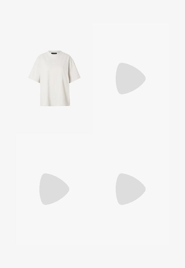 Camiseta de manga corta oversize color beige claro, con cuello redondo y un pequeño texto de logo blanco centrado cerca del pecho.; Pantalones de chándal ligeros beige con cintura elástica, paneles laterales blancos y ribetes verdes neón; puños elásticos en los tobillos.; Zapatilla gruesa beige y blanca con suela gruesa, paneles de malla y cuero, recortes ovalados en la entresuela, lengüetas en la lengüeta y el talón.; Gafas de sol negras en forma de ojo de gato con un acabado mate, que presentan lentes ahumados grises, ángulos pronunciados y brazos laterales elegantes. Nombre de la marca visible en el interior del brazo.