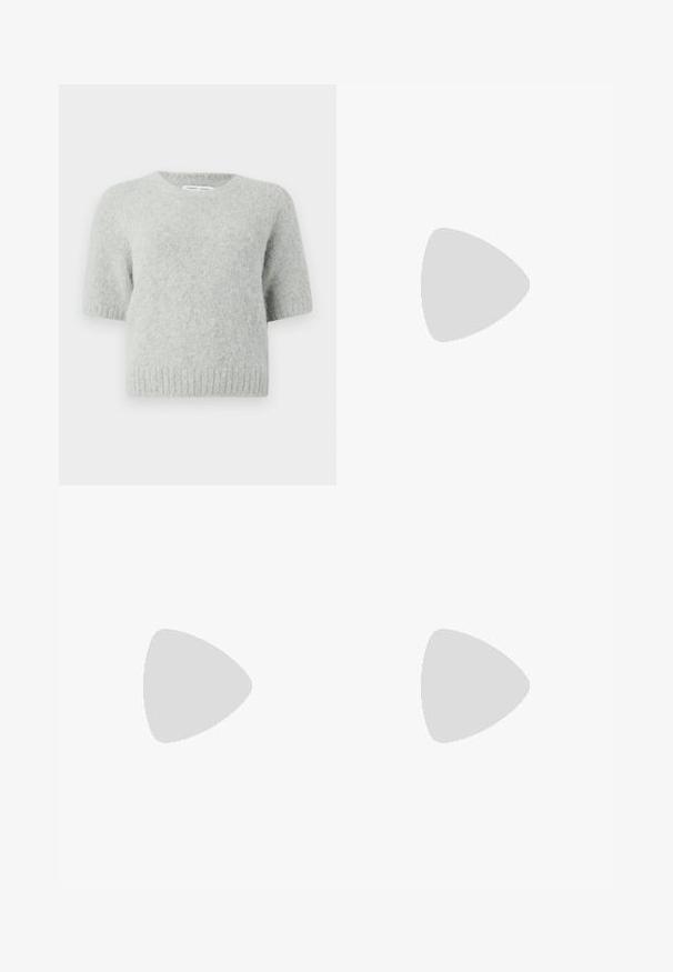 Hea hall lühikeste varrukatega sviiter, mis on valmistatud pehmest ja karvase pinnaga materjalist. Ümmargune kaelus ja soonikuga ääris. Minimalistlik disain, ilma mustrite ja aktsentideta.; Mustad flared püksid siledast materjalist, kõrge vöökoht, küljetaskud ja ees olevad voldid lisatud disainielemendina.; Mustad platvormsandaalid kõrge kontsaga, millel on sile nahast pealmine osa, avatud varbaga disain ja reguleeritav pahkluu rihm metalldetailidega.; Mustast nahast kolmnurkse kujuga õlakott, reljeefse logoga ja ühe reguleeritava rihmaga. Minimalistlik disain ja sile tekstuur.