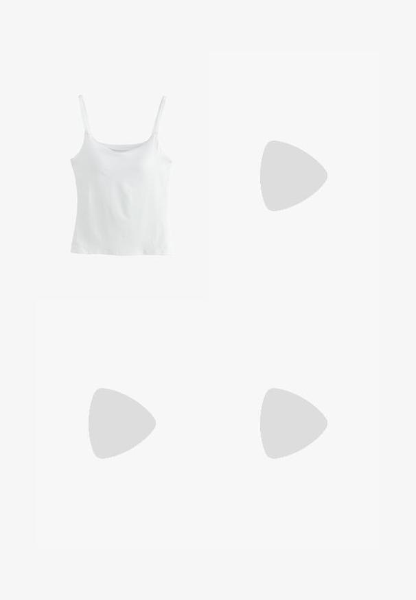 Débardeur en coton blanc avec des fines bretelles réglables et un col arrondi. Il présente une texture lisse et un ourlet droit sans embellissements.; Pantalon large couleur écru avec poches avant, passants pour ceinture, et boutons argentés sur la ceinture et les bords des poches.; Mules beige à bout ouvert avec une tige courbée, en cuir lisse, et un talon bloc de hauteur intermédiaire avec un accent de base contrastant.; Pochette tissée brun foncé avec texture tressée et fermeture à cordon des deux côtés sur fond blanc.