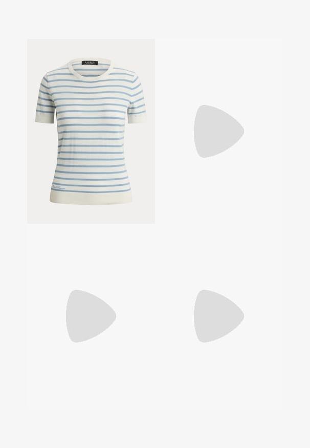 Hvid strikket top med korte ærmer og lyseblå vandrette striber samt rund halsudskæring, med et lille broderet logo nær kanten.; Flare jeans i en medium blå vask, med et klassisk fem-lomme design, knaplukning og en let slidt tekstur.; Cremefarvede flade sko med rund tå, ankelrem og kontrasterende sort gummisål. Glat materiale med minimal detaljer.; Sort DKNY håndtaske med dobbelte rundede håndtag og et lille metal logo foran, sat mod en ensartet lys baggrund.