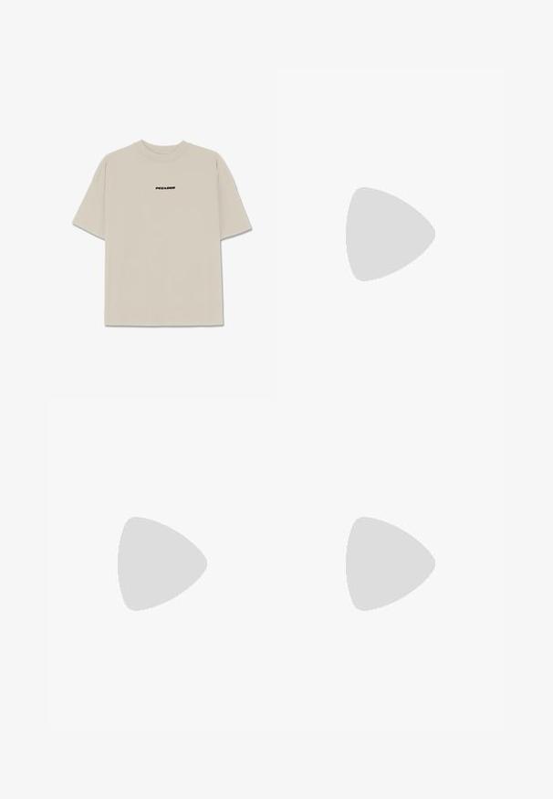 Helles beiges Baumwoll-T-Shirt mit kurzen Ärmeln, lässiger Passform und einem schwarzen "PEGADOR"-Logo auf der Vorderseite. Glatte Textur, Rundhalsausschnitt.; Hellgraue, locker sitzende Jogginghose mit elastischem Bund, Kordelzug, seitlichen Taschen und elastischen Bündchen.; Weiße Sportsneaker mit silbernem Akzent, strukturiertem Stoff und glattem Leder; mit einer schwarzen Gummisohle und Schnürsenkeln.; Schwarze Sonnenbrille mit einem eleganten rechteckigen Rahmen und blauen Gläsern. Besitzt eine glatte Oberfläche und robuste Scharniere. Markenlogo an der Seite.