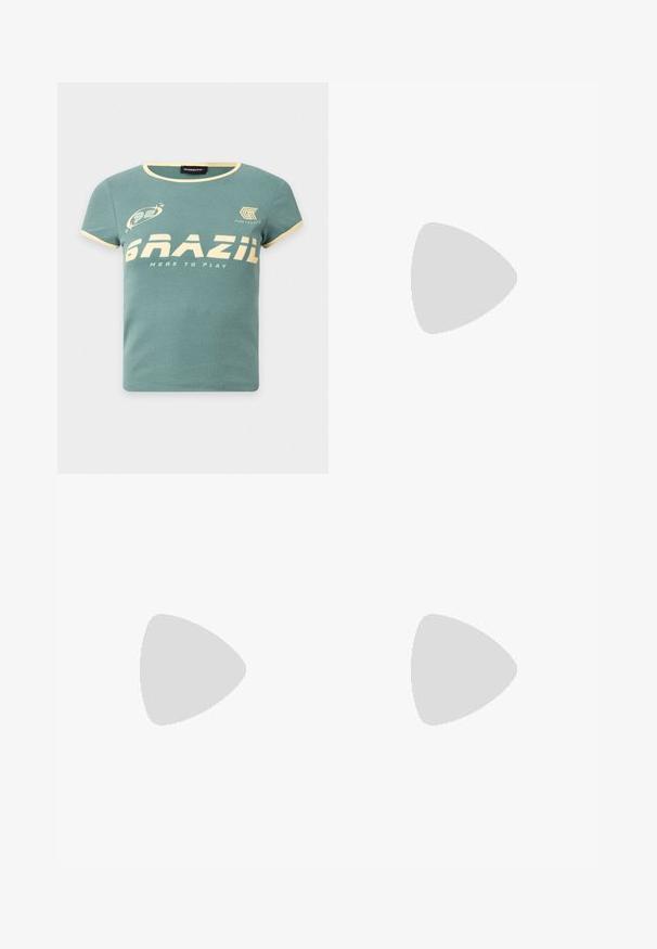 T-shirt vert à manches courtes avec une bordure crème, comportant le texte « BRAZIL HERE TO PLAY » et de petits logos graphiques sur la poitrine.; Shorts en coton gris clair avec taille élastique et trois boutons blancs alignés au centre devant, présentés sur fond blanc.; Chaussure Mary Jane en cuir noir avec bride à boucle, posée sur un tapis bleu texturé, avec un canapé gris capitonné flou en arrière-plan.; Sac à épaule en velours côtelé noir avec une forme courbée, bandoulière réglable et fermetures à cordon des deux côtés pour un ajustement de taille.