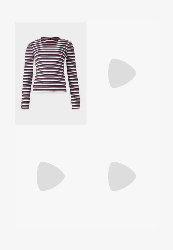 Langarm ribgebreid shirt met horizontale strepen in donkerrood, wit en marineblauw, met een ronde halslijn.; Lichtblauwe spijkerbroek met een hoge taille, brede pijpen, klassieke vijfzakkenstijl en subtiele vervaging in de stof.; Bordeaux leren enkellaarsjes met een spitse neus, textuur op het oppervlak en een taps toelopende lage hak. Heeft subtiele stiksels en een strakke pasvorm.; Bourgondische handtas van glanzend materiaal, rechthoekige vorm, met twee schouderbanden en subtiele gebogen accenten aan de voorkant.