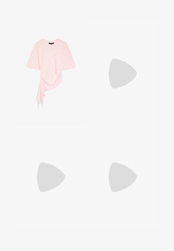 Haut rose clair à manches courtes avec encolure ronde et ourlet drapé asymétrique plus long d'un côté.; Pantalons en coton rose pâle à coupe droite, dotés d'une fermeture à bouton et d'une poche cargo sur le côté. Texture lisse et détails de design minimalistes.; Chausson mule plat avec des larges rayures diagonales alternées rose et violet, bout pointu et dos ouvert.; Sac à main rose rembourré avec un design arrondi, fabriqué à partir d'un matériau brillant. Dispose d'une poignée froncée et d'une fermeture éclair pour un accès sécurisé.