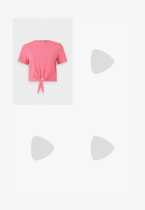 T-shirt court rose à manches courtes avec col rond et détail nœud à l'avant sur fond uni.; Jean en denim à jambes larges dans un délavage bleu clair, avec une taille haute, un design à cinq poches et un léger dégradé sur le tissu. Fermeture classique à bouton en métal.; Chaussure slingback en cuir verni noir avec bout pointu et petit talon bloc incliné sur fond clair uni.; Sac à main bordeaux en matériau brillant, de forme rectangulaire, avec deux anses et des accents légèrement courbés à l'avant.