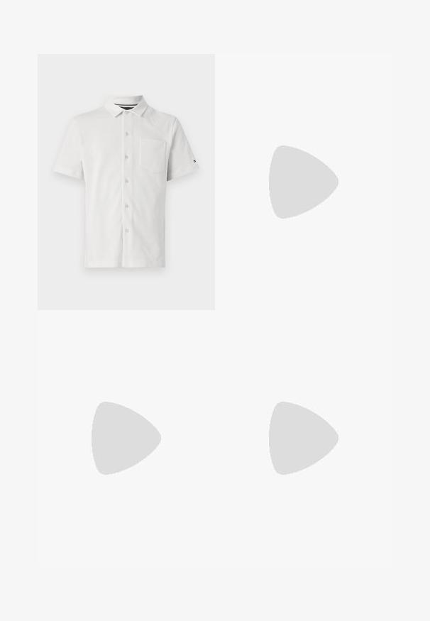 Kurzärmliges weißes Poloshirt mit Knopfleiste, kleiner Tasche, strukturiertem Stoff und einem dezenten Muster.; Hellblaue Jeans-Shorts mit lässiger Passform, fünf Taschen und Knopfverschluss. Abgeriebene Textur mit sichtbaren Nähten.; Schwarzer Leder-Herrenloafer mit einem Band über dem Spann, auf beigem Teppich neben einem braunen modernen runden Tisch präsentiert.; Blaue Canvas-Einkaufstasche mit einer vorderen Reißverschlusstasche, doppelten Schulterriemen und rechteckiger Form. Verfügt über ein dezentes Markenlabel.