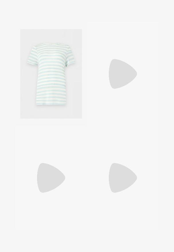 Camiseta de manga corta con cuello redondo y rayas horizontales en azul claro y blanco, mostrada sobre un fondo plano y liso.; Jeans de denim azul con corte recto, que presentan detalles desgastados y parches desteñidos. La tela tiene un acabado texturizado y costuras cosidas.; Zapato plano de piel negra con puntera afilada, detalle fruncido alrededor de la abertura y un acento de hebilla plateada en la correa ajustable.; Cinturón de cuero negro con dos bolsillos redondeados, asegurados con botones a presión plateados. Textura suave, diseño ligeramente curvado.