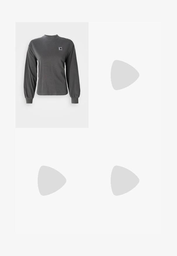 Grijs T-shirt met lange mouwen van katoen, met een ronde hals en elastische manchetten, voorzien van een klein vierkant logo op de borst.; Zwarte jeans met rechte pijpen, knoop- en ritssluiting aan de voorkant, riemlussen en klassiek ontwerp met vijf zakken, plat gelegd op een witte achtergrond.; Zwarte canvas high-top sneaker met witte veters, dikke creamkleurige zool, contrasterende stiksels en een afgerond teenontwerp.; Zilveren oorbellen in de vorm van een gladde, glanzende ring. Circulaire vorm, voorzien van een veilige sluiting. Eenvoudig en elegant ontwerp.