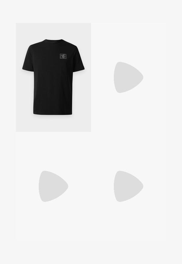 Schwarzes, kurzärmliges T-Shirt mit Rundhalsausschnitt und kleinem weißen gestickten Aufnäher auf der linken Brust, der "from Paris love, Karl xx" liest.; Schwarze Jeanshose mit lockerer Passform, ausgestattet mit einem klassischen Fünf-Taschen-Design, einem Knopfverschluss und dezentem Markenstickerei.; Person trägt schwarze Lederhosen und schwarze Sneakers mit einem kleinen Comic-Charakter-Anhänger an der Seite, steht auf einem Holzboden.; Umhängetasche mit schwarzen und beigen vertikalen Streifen und wiederholtem "Karl Lagerfeld Jeans" Schriftzug, schwarzem verstellbarem Riemen und vorderer Reißverschlusstasche.