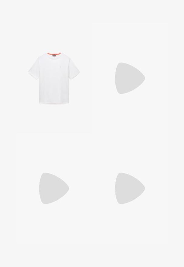 T-shirt blanc uni à manches courtes et col rond, avec un petit logo sur la poitrine gauche et un liseré orange à l’intérieur du col.; Pantalons en coton vert olive avec une coupe droite, ourlets retroussés, poches avant et fermeture à bouton. Texture lisse avec des détails de couture subtils.; Baskets en cuir blanc avec semelle en caoutchouc beige, lacets plats et accent en forme de V sur le côté. Présentent une surface lisse et peu de détails de couture.; Sac tote en coton beige avec deux poignées robustes. Présente un texte imprimé en noir : "Les Deux International Community & Sporting Goods."