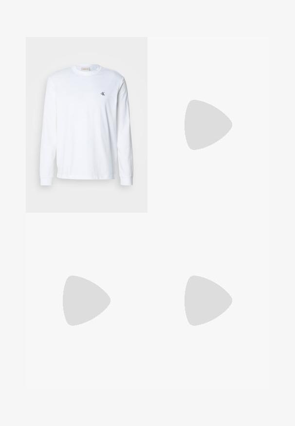 Hvid langærmet bomuldsskjorte med rund hals og lille sort "cK"-logo på venstre bryst.; Sorte cargo bukser lavet af stof, med elastisk talje, knaplukning og flere sidelommer med klapper.; Sort sneaker med hvid sål og hælkappe, med hævet "ck" logo på siden, vist mod en grå poleret gulv- og glasblokvæg baggrund.; Sort og grå Calvin Klein crossbody taske med ternet mønster, lynlåslomme foran og justerbar rem på hvid baggrund.