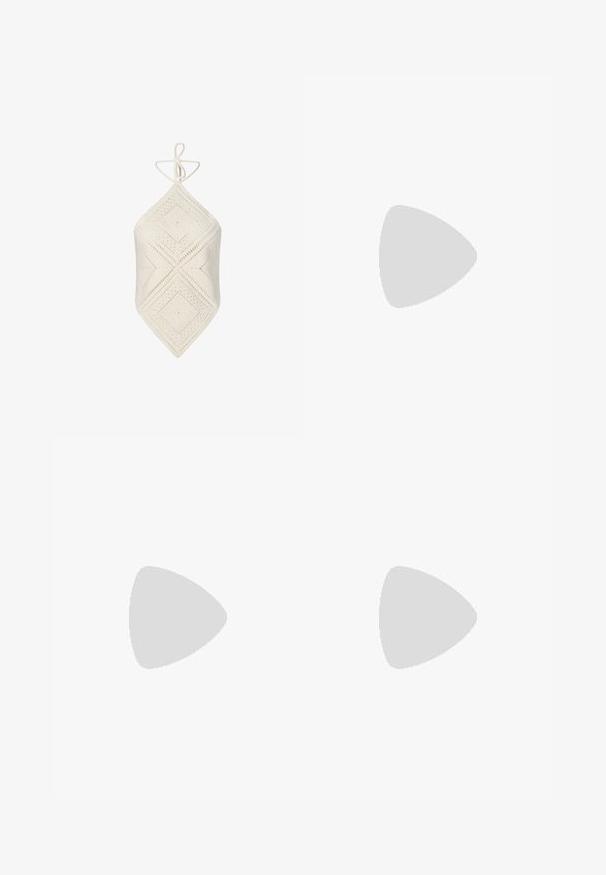 Haut à bretelles en crochet blanc avec motif en losange et fermeture par lien au niveau du cou, doté d'un pan pointu.; Jupe maxi florale avec un fond gris, présentant des fleurs roses et bleues, un design à volants, et un ourlet à motifs navy. Taille élastique.; Botte de cowboy en daim beige avec des franges superposées, des clous métalliques sur le haut, un bout pointu et un talon empilé noir.; Sac d'épaule en daim marron en forme de croissant avec une longue bandoulière et des franges le long des bords inférieurs sur fond blanc.