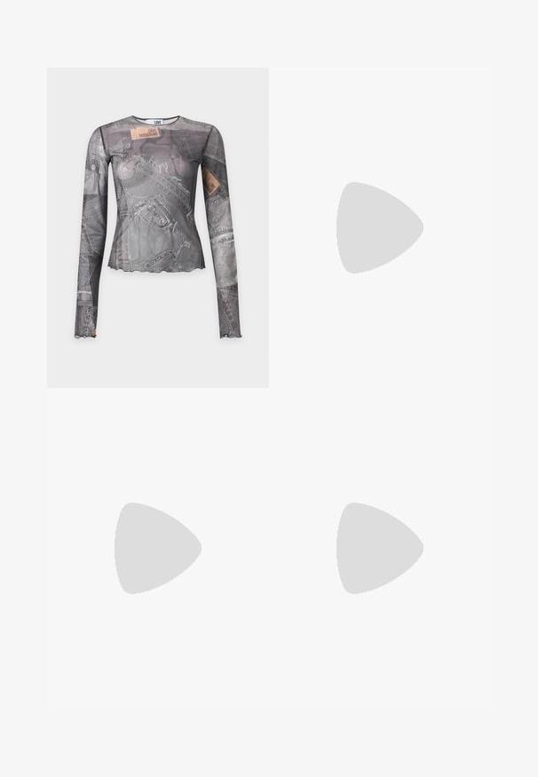 Langærmet tætsiddende top med printet denim mønster og Love Moschino mærker på en lys baggrund.; Denimindpakning med en lys blå nuance, intrikate plisseringer og en dekorativ blomst med et svævende bånd. Blød tekstur og afslappet design.; Sort højhælet sandal med tynde stropper, en ankelspænde, en glat læderoverflade og en slank stilethæl.; Sort mesh håndtaske prydet med sølvnitter, udstyret med et buet håndtag og en kædetraspe. Blød tekstur med en rund form.