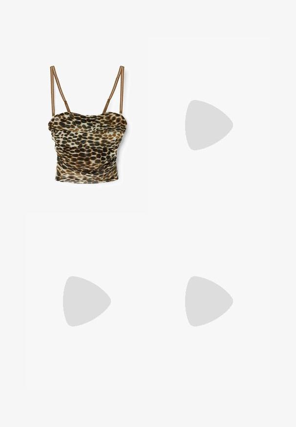 Crop top imprimé léopard avec fines bretelles marron réglables et tissu froncé sur fond blanc.; Jupe en imprimé léopard avec une coupe ajustée, présentant des teintes de brun, noir et crème. Texture lisse avec une taille et un ourlet bien finis.; Escarpin à bout pointu avec bride arrière en tissu imprimé léopard, avec des accents de garniture dorée et une semelle noire. Talon aiguille de 5 cm.; Sac à main en cuir verni marron avec double poignées, bandoulière amovible, poche zippée à l'avant et accents en métal doré.