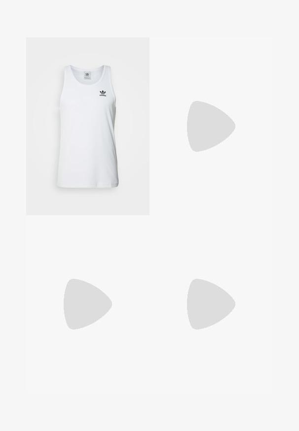 Valge sooniline tank top ümmarguse kaelusega, must Adidas logo vasakul rinnal ning ilma varrukateta. Pehme puuvillane materjal, juhuslik sobivus.; Tumed sinised spordipüksid lõdva lõikega, valgete külgtriipudega ja elastse vöökoha ning sileda kangaga, ilma nähtavate mustrite või lisadega.; Sinine Adidas Spezial toss kummist tallaga, paelad seotud, ripub sileda kivipinna kohal halli betoonseina lähedal.; Valge pärlkaelakee, millel on ühtlane ümar kuju, sile pind ja metallist kinnitusbüts koos pikendusahelaga reguleeritava pikkuse jaoks.