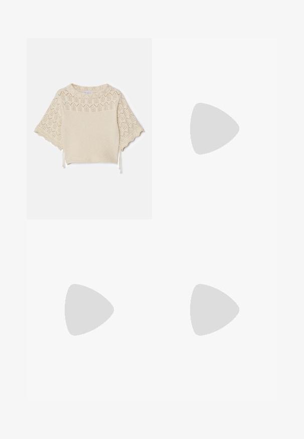 Haut en tricot à manches courtes de couleur beige clair, présentant un corps texturé, un motif en œillets et des détails à cordon au niveau de l'ourlet. Matériau doux et respirant.; Jupe enveloppante beige avec une fermeture à bouton sur le côté, tissu uni, lignes épurées et texture lisse, conçue pour une silhouette ajustée.; Escarpin slingback en cuir beige avec un bout pointu et un talon haut fin. Présente une découpe au talon et une finition lisse.; Boucles d'oreilles en forme de clou de couleur or, avec une forme lisse et arrondie et une surface réfléchissante, mettant en avant un design minimaliste sans motifs visibles.