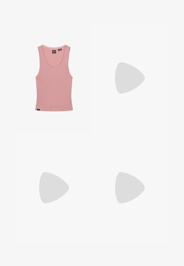 Pink ærmeløs ribbet tanktop med bølget blondetrim omkring halsudskæringen og ærmegab, med et lille brandmærke nær kanten.; Blå og hvide stribede shorts med elastisk talje, to knapper foran og en afslappet pasform. Stoffet synes glat med en let tekstur.; Mørkebrun læderslingback flad sko med firkantet tå, krokodille tekstur og sølvspænde på remmen.; Mørkerød vævet lædertaske med buet hank, hvid kant, sølv lynlås og aftagelig bred stofskulderrem mod en ensfarvet baggrund.