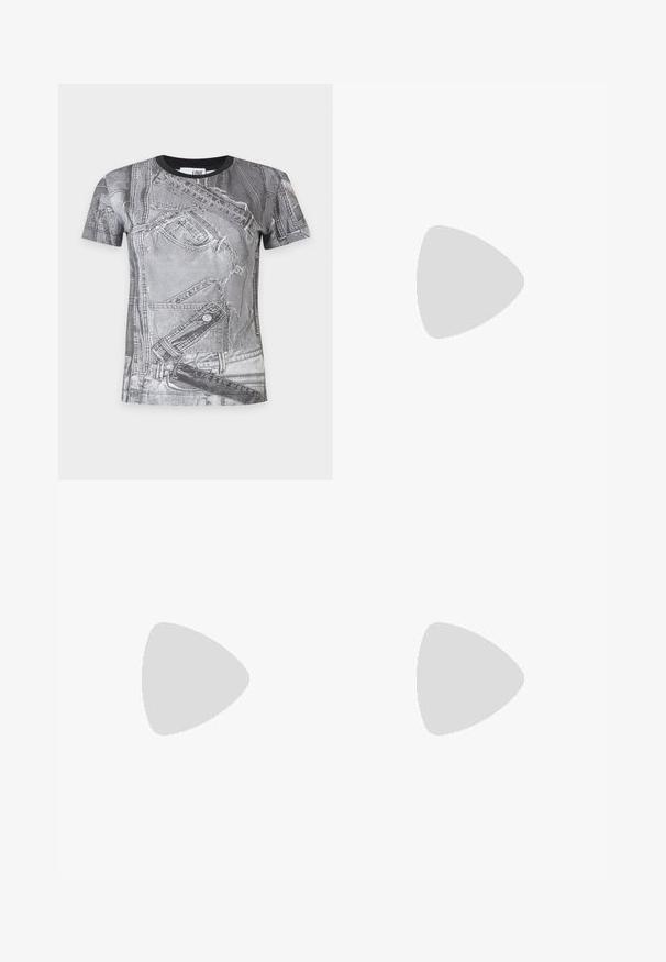 Zwart-grijs T-shirt met korte mouwen en een gedrukt ontwerp dat overlappende spijkerbroeken en jassen lijkt te tonen.; Lichtblauwe flared jeans van denim met een hoge taille, voorzien van een knoopsluiting, vijf zakken en een vervaagde wassing met subtiele whiskering.; Zwarte hoge hakken sandaal met dunne banden, een enkelgesp, een gladleren oppervlak en een slanke stilettohak.; Zwarte lakleren schoudertas met een zilveren gespdetail en een zilveren kettingriem, getoond tegen een effen lichte achtergrond.