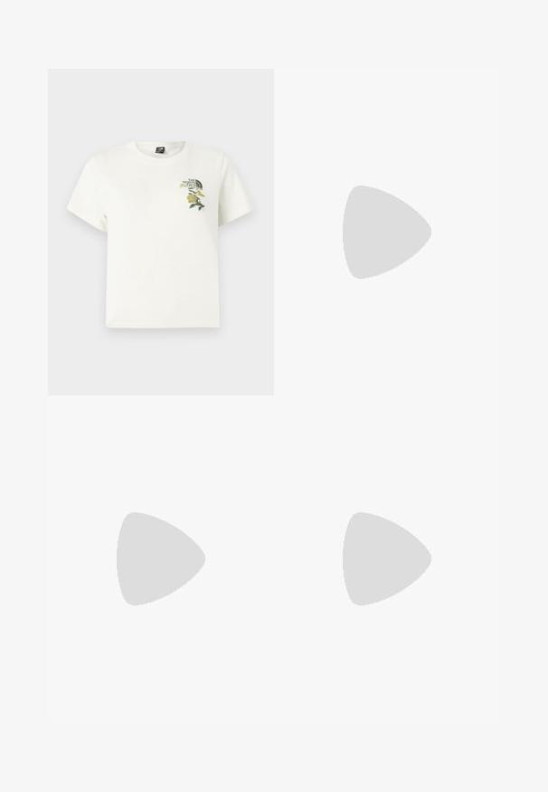 T-shirt en coton blanc à manches courtes. Présente une broderie florale verte et jaune sur le côté gauche de la poitrine, logo inclus. Coupe droite.; Pantalon cargo marron à jambes larges avec une taille élastique, un cordon de serrage, des poches à rabat latérales et des détails à boutons-pression aux ourlets.; Baskets Nike beige clair avec empeigne en mesh, bandes auto-agrippantes, semelle rembourrée, et côtés découpés, conçues pour le confort et la respirabilité.; Sac à épaule en daim marron avec des détails froncés, une bandoulière réglable et des liens décoratifs sur les côtés, présenté sur un fond neutre.