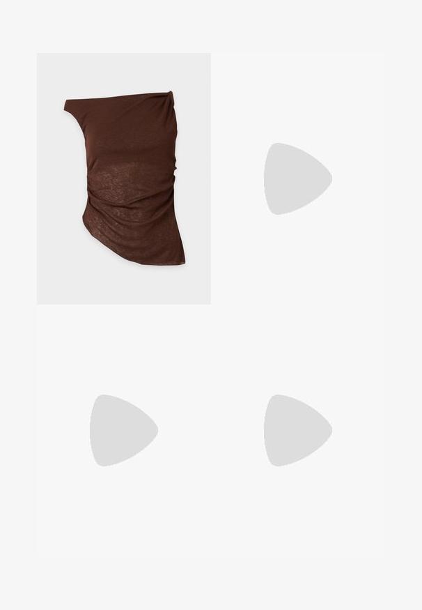 Top asymétrique marron à une épaule avec un détail froncé sur un côté, confectionné en tissu léger et légèrement transparent.; Pantalon noir taille haute, jambes larges et coupé court, avec des plis sur le devant et une ceinture ajustée, présenté sur fond blanc.; Chaussure plate noire avec un bout arrondi et des embellissements cloutés. Le matériau supérieur est lisse, avec un accent texturé près du bout.; Sac à main en cuir tressé marron avec une forme incurvée, une bandoulière réglable et une fermeture à glissière. Présente une surface texturée et des bords arrondis.